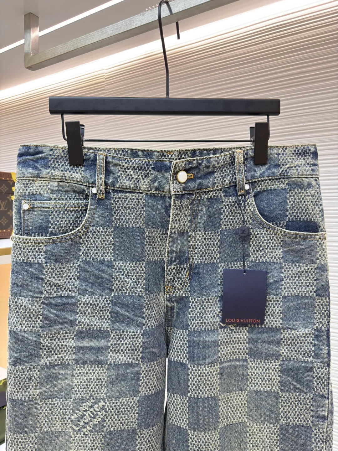 LOUIS VUITTON Yellow checkerboard denim trousers ●Authentic product: purchased and developed by 12899 ●Item number: 1680609-B80 ●Fabric: denim fabric ●Technology: jacquard production ●Version: fitted version ●Weight: about 825 grams ●Size: 30-32-34-36 ●Description: The fabric is integrated into 3D Damier jacquard, a classic plaid pattern combined with 3D jacquard technology, is a process of weaving three-dimensional patterns on the fabric through a loom. Fading and distressing effect, this fabric uses sand washing process and special dyeing technology. The natural wear and fading effect of the denim after washing makes it look more retro and historical. The overall wiring is straight and delicate, the fabric is comfortable and soft, and the color is consistent without color difference. It can be matched with the same style to create a fashionable look and control various occasions. Customized accessories, complete with three standards, same style for men and women!